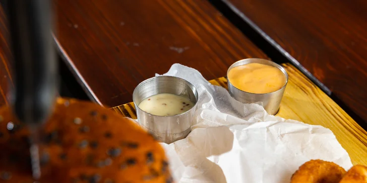 Burger s hranolčekmi a cibuľovými krúžkami na Obchodnej