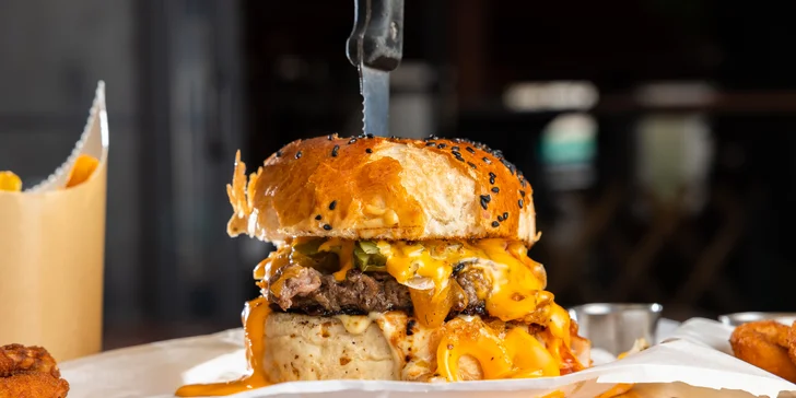 Burger s hranolčekmi a cibuľovými krúžkami na Obchodnej