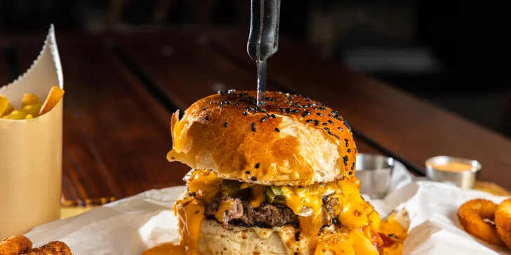 Burger s hranolčekmi a cibuľovými krúžkami na Obchodnej