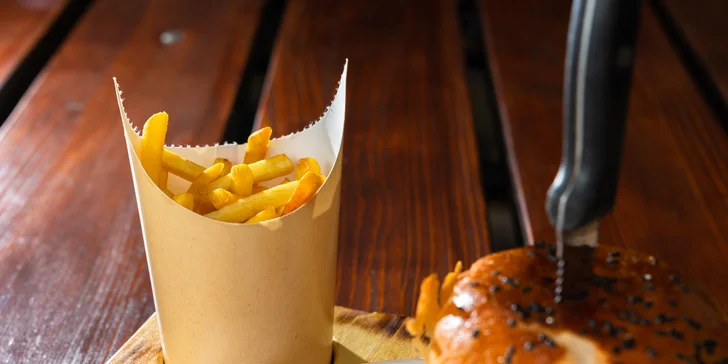 Burger s hranolčekmi a cibuľovými krúžkami na Obchodnej