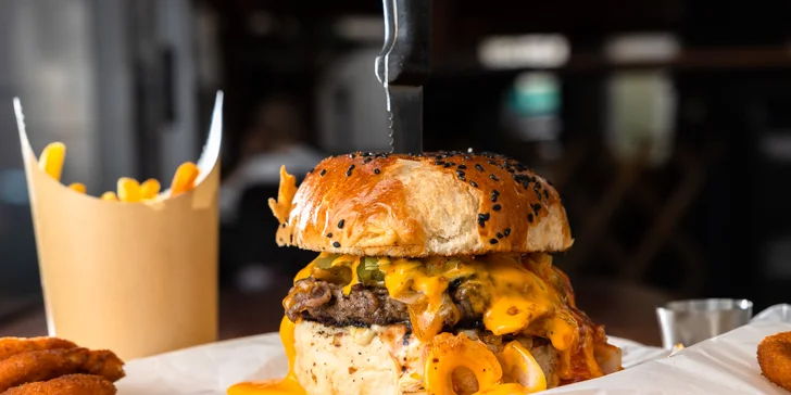 Burger s hranolčekmi a cibuľovými krúžkami na Obchodnej