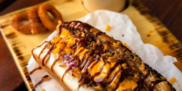 Naložené Hot-dogy s hranolčekmi a cibuľovými krúžkami