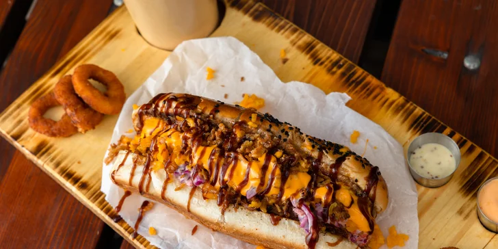 Naložené Hot-dogy s hranolčekmi a cibuľovými krúžkami