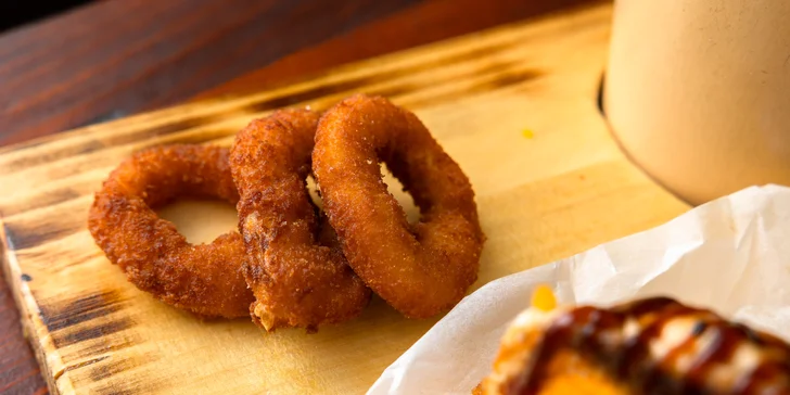 Naložené Hot-dogy s hranolčekmi a cibuľovými krúžkami