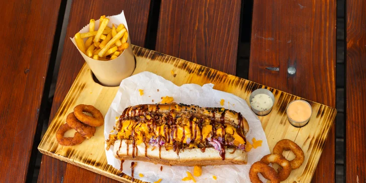 Naložené Hot-dogy s hranolčekmi a cibuľovými krúžkami