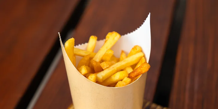 Naložené Hot-dogy s hranolčekmi a cibuľovými krúžkami