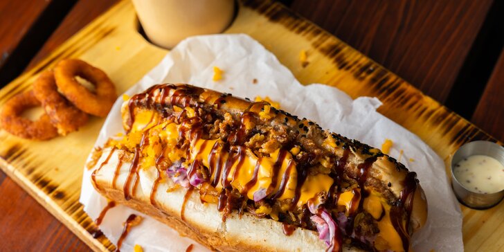 Naložené Hot-dogy s hranolčekmi a cibuľovými krúžkami