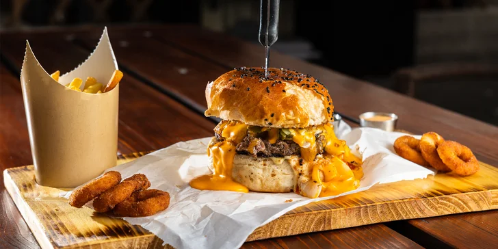 Burger s hranolčekmi a cibuľovými krúžkami na Obchodnej