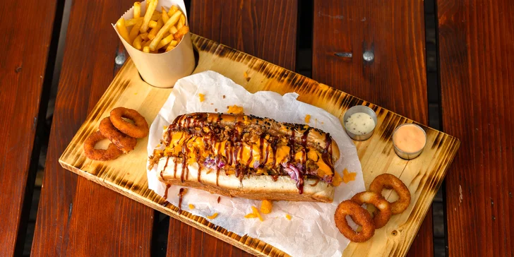 Naložené Hot-dogy s hranolčekmi a cibuľovými krúžkami