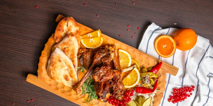 Otvorený voucher v reštaurácii Pruk a k nemu fľaša Prosecca