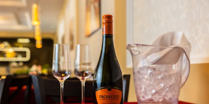 Otvorený voucher v reštaurácii Pruk a k nemu fľaša Prosecca