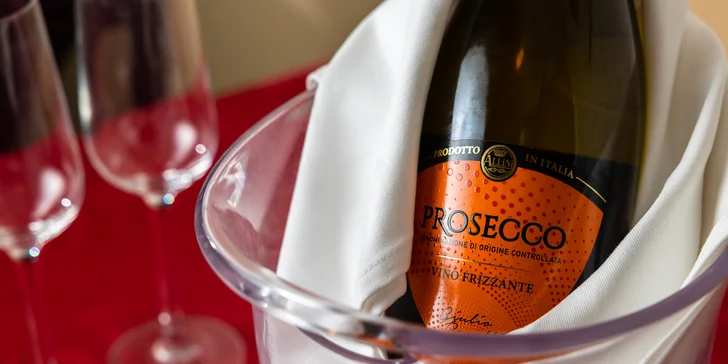 Otvorený voucher v reštaurácii Pruk a k nemu fľaša Prosecca