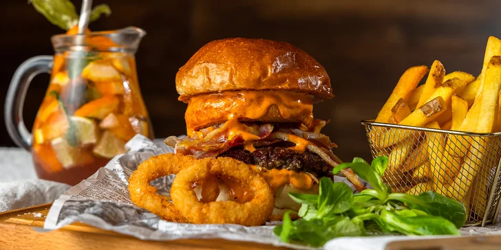 Burger s hranolkami, na výber aj variant s limonádou