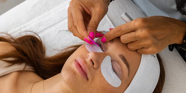 Lash lift s regeneračnou kúrou alebo laminácia obočia