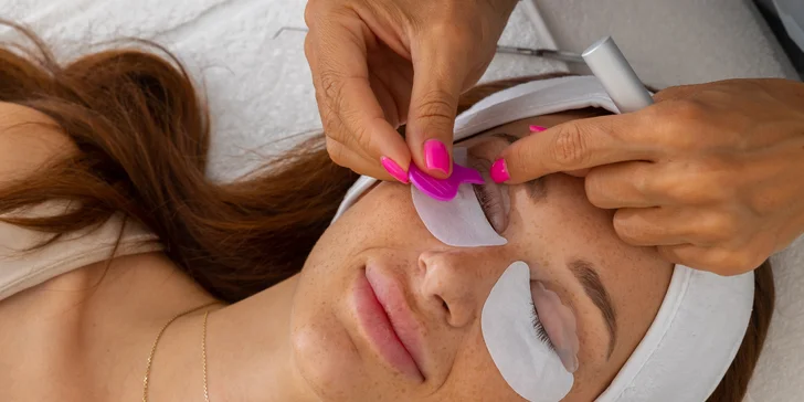 Lash lift s regeneračnou kúrou alebo laminácia obočia