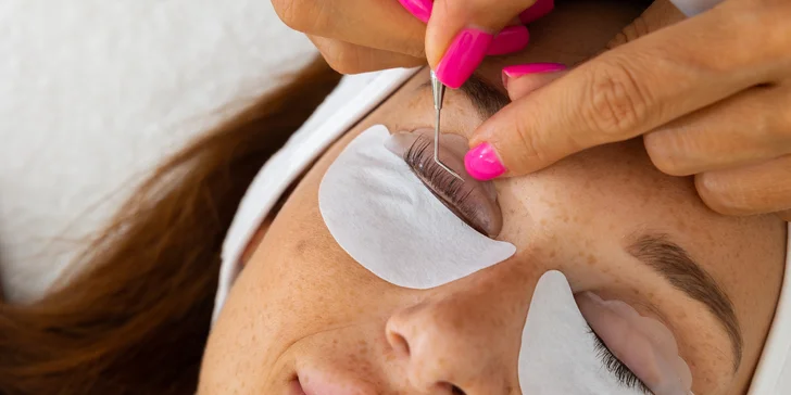 Lash lift s regeneračnou kúrou alebo laminácia obočia