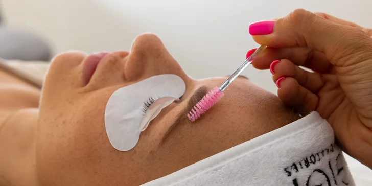 Lash lift s regeneračnou kúrou alebo laminácia obočia
