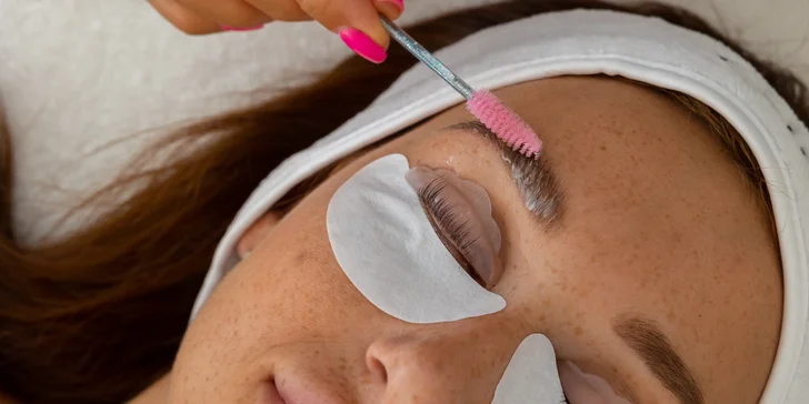 Lash lift s regeneračnou kúrou alebo laminácia obočia