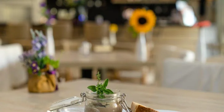 Príjemná dovolenka v Bratislave: hotel v tichej lokalite Rače, raňajkové menu a služby personálu so zdravotným znevýhodnením