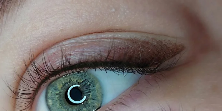 Permanentný make-up pier alebo očných liniek
