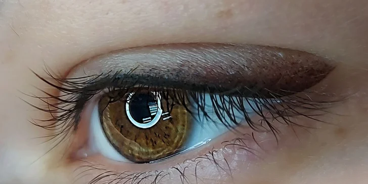 Permanentný make-up pier alebo očných liniek
