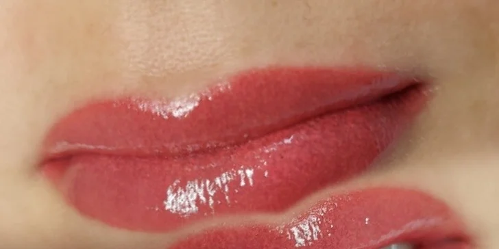 Permanentný make-up pier alebo očných liniek