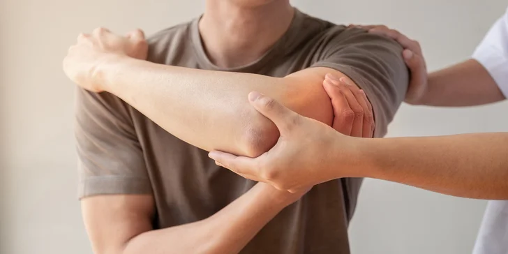 Mulliganova terapia či individuálne SM systém cvičenie