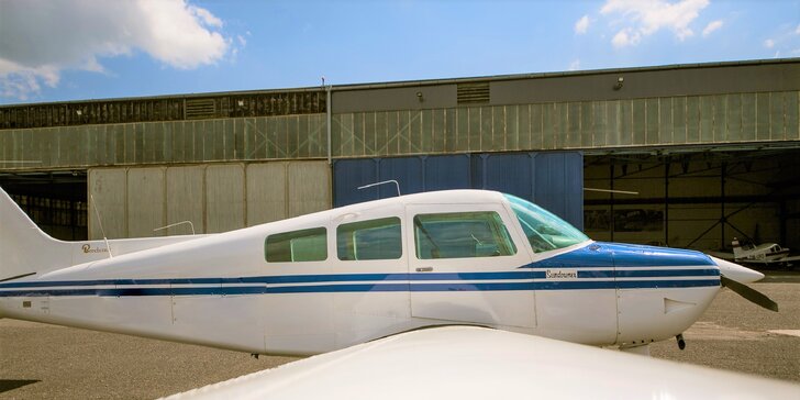 Zážitkové lety lietadlom BEECHCRAFT C23 SUNDOWNER pre 1 až 3 osoby - aj s možnosťou pilotovania!