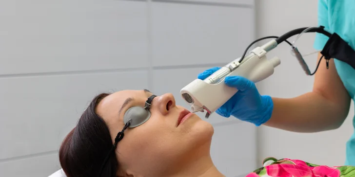 Zbohom, chĺpky! Epilácia medicínskym laserom Light EVO