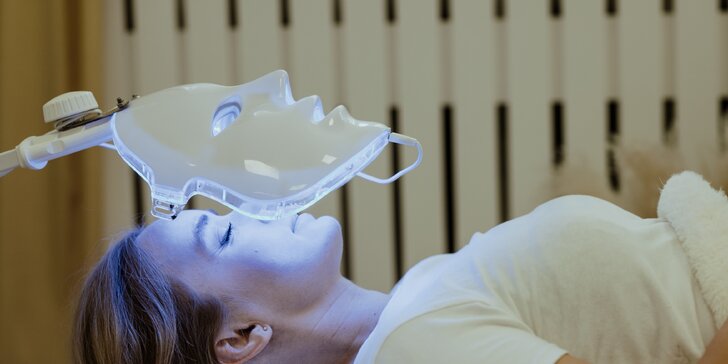 Medicínske odstránenie cievok alebo mikroihličková rádiofrekvencia s LED maskou