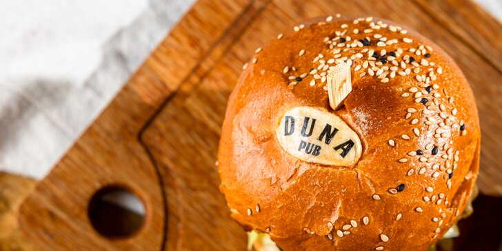 3 druhy peckových burgerov s hranolčekmi v Duna Pube