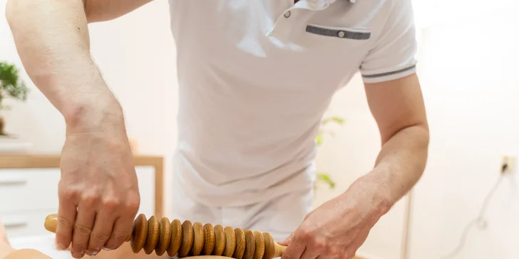 Maderoterapia od fyzioterapeuta: Masáž celého tela drevenými valčekmi