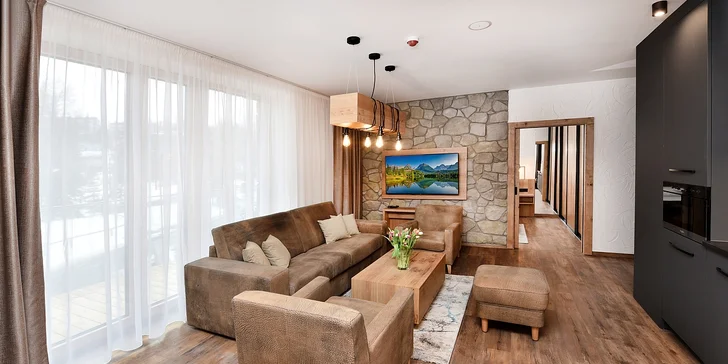 Zažite malebnú jeseň vo Vysokých Tatrách: apartmán s kuchyňou a krbom, možnosť wellnessu