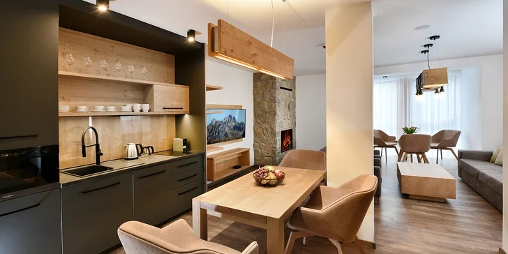 Zažite malebnú jeseň vo Vysokých Tatrách: apartmán s kuchyňou a krbom, možnosť wellnessu