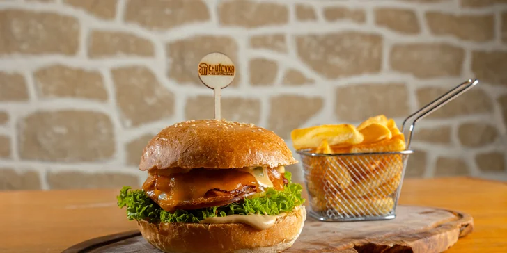 Homemade burger s hranolčekmi v Chuťovka pub & restaurant
