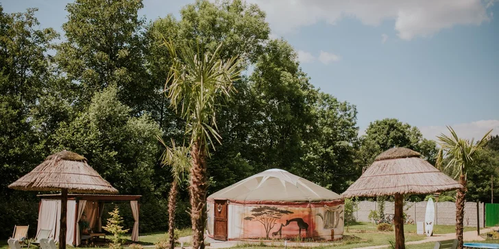 Havaj alebo africké safari v poľskom glampe: luxusné jurty pre 5 osôb s kuchyňou a privátnou vírivkou