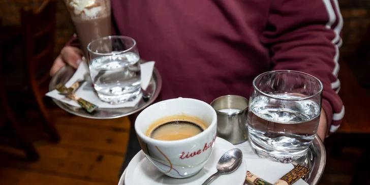 Lahodné espresso s mliekom či horúca čokoláda so šľahačkou