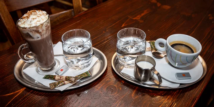 Lahodné espresso s mliekom či horúca čokoláda so šľahačkou