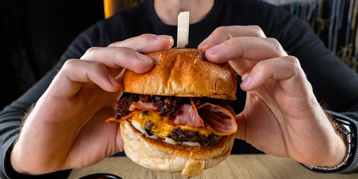 Poctivý slovenský burger s prílohou a nápojom v Konn Foodbar