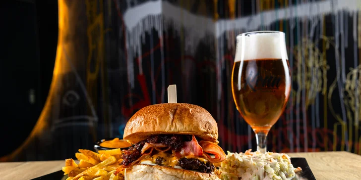 Poctivý slovenský burger s prílohou a nápojom v Konn Foodbar