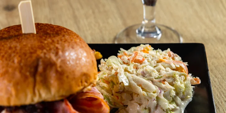 Poctivý slovenský burger s prílohou a nápojom v Konn Foodbar