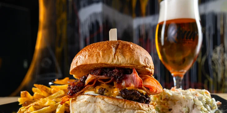 Poctivý slovenský burger s prílohou a nápojom v Konn Foodbar