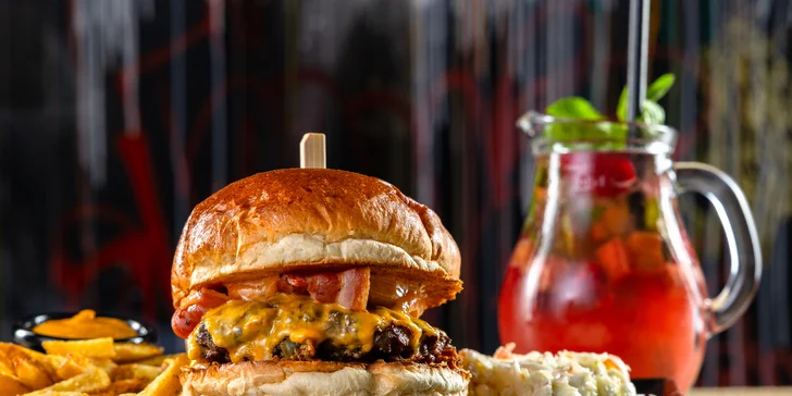 Poctivý slovenský burger s prílohou a nápojom v Konn Foodbar