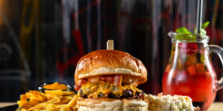 Poctivý slovenský burger s prílohou a nápojom v Konn Foodbar