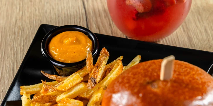 Poctivý slovenský burger s prílohou a nápojom v Konn Foodbar