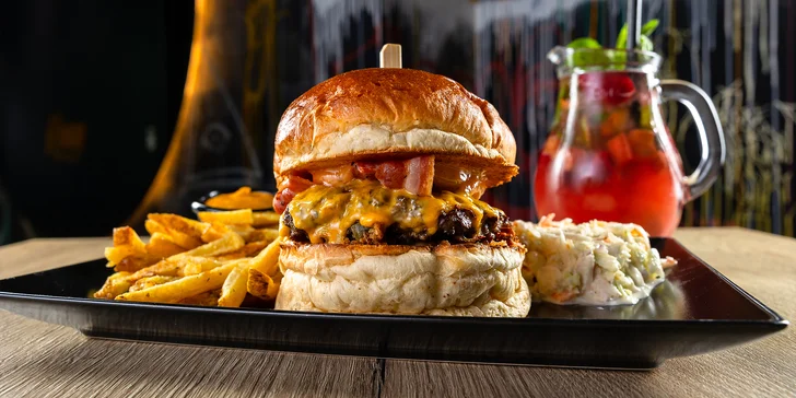 Poctivý slovenský burger s prílohou a nápojom v Konn Foodbar