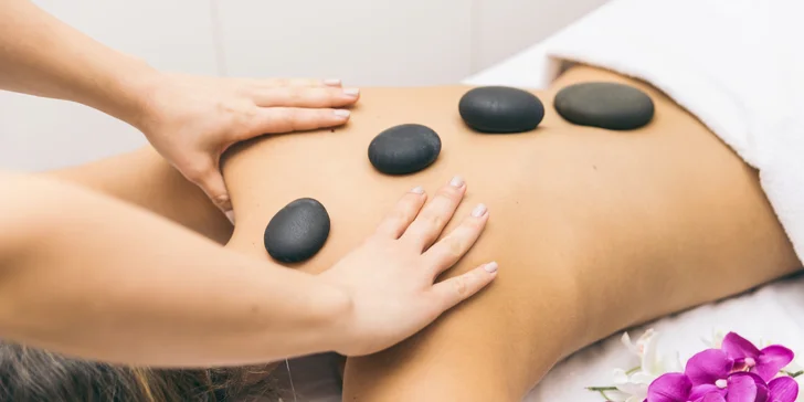 Relaxačné a hrejivé masáže: lávové kamene aj masáž rumom