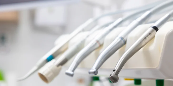 Profesionálne bielenie zubov alebo dentálna hygiena