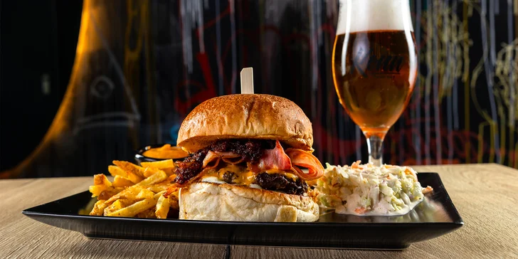 Poctivý slovenský burger s prílohou a nápojom v Konn Foodbar