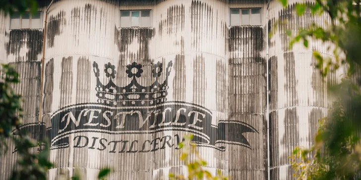 Jedinečný pobyt v Hniezdnom: apartmány vo vidieckom štýle, možnosť prehliadky Nestville Distillery a degustácie